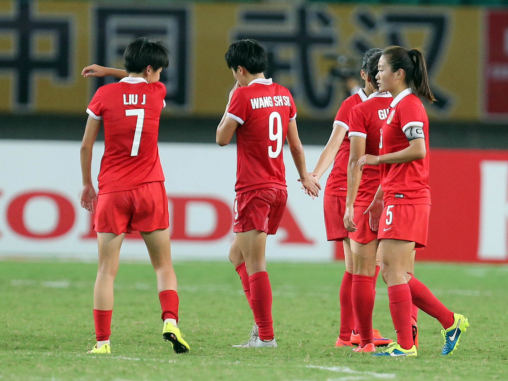 中国女足在比赛中展现出顽强的精神和团队协作力