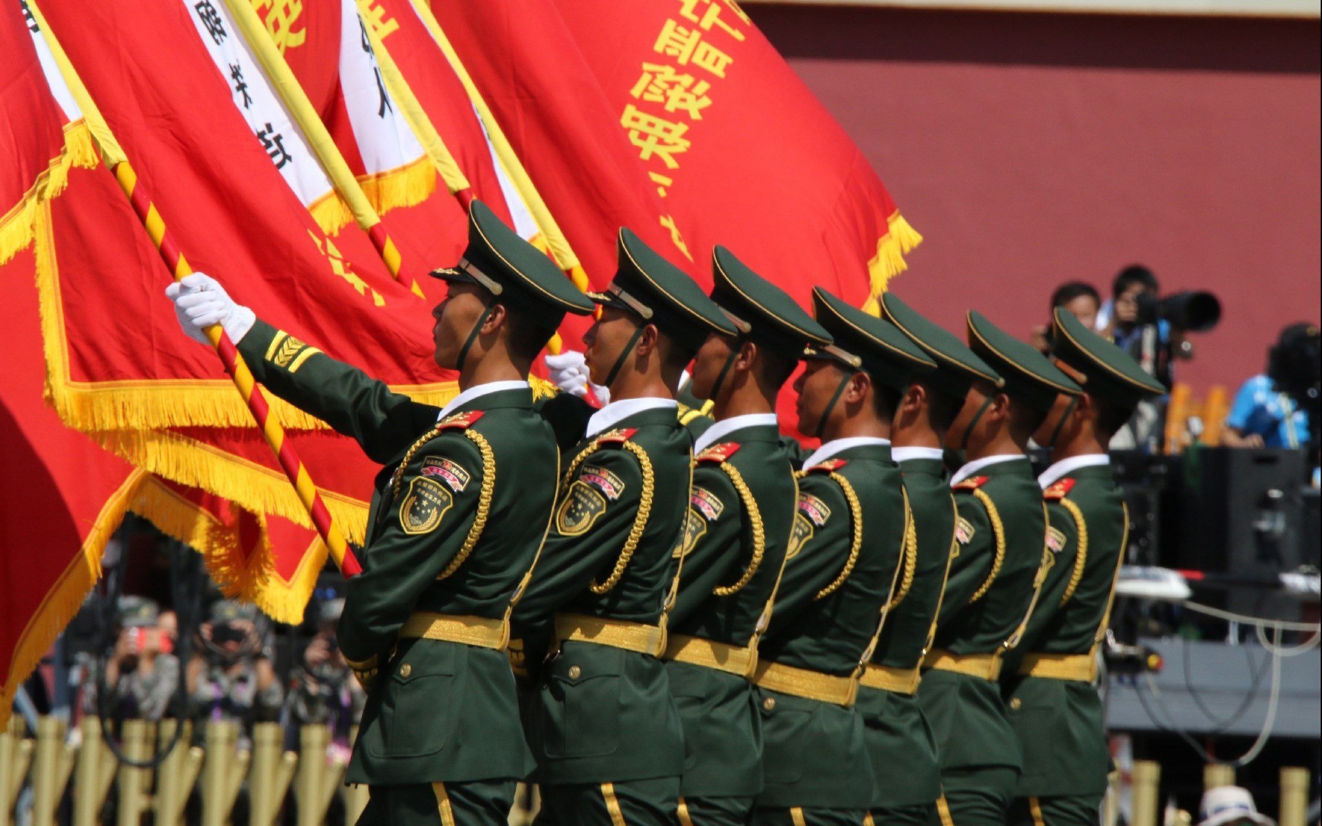 F1引擎轰鸣与篮球鞋摩擦声的交响，东契奇在拉斯维加斯之夜证明何为巨星