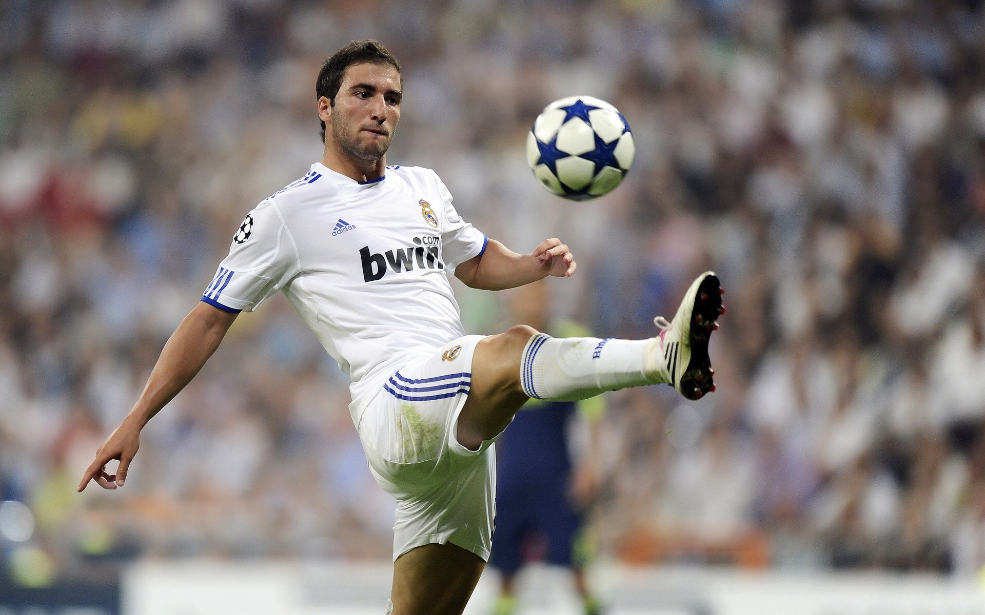 开云足球直播-教科书之夜，莫兰特在欧冠淘汰赛的传奇演出